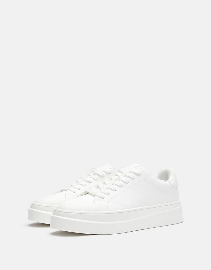 Pull & Bear - Weiße Sneaker mit dicker Profilsohle von Pull & Bear