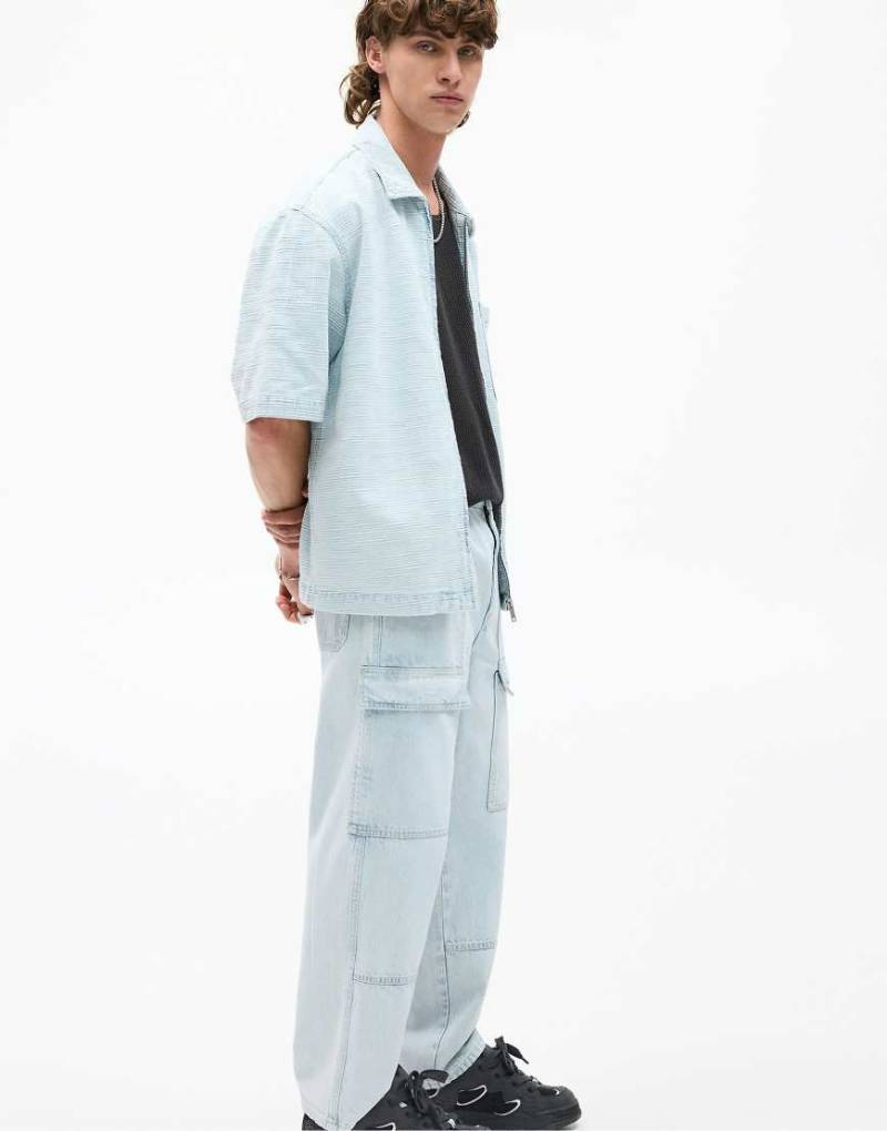 Pull & Bear - Weit geschnittene Cargo-Jeans in Hellblau von Pull & Bear