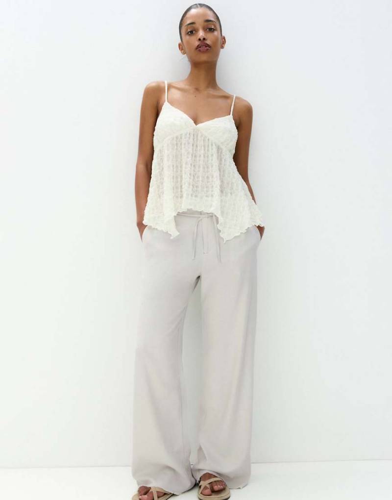 Pull & Bear - Weit geschnittene Hose in Grau mit Bindegürtel und ausgefranstem Saum von Pull & Bear
