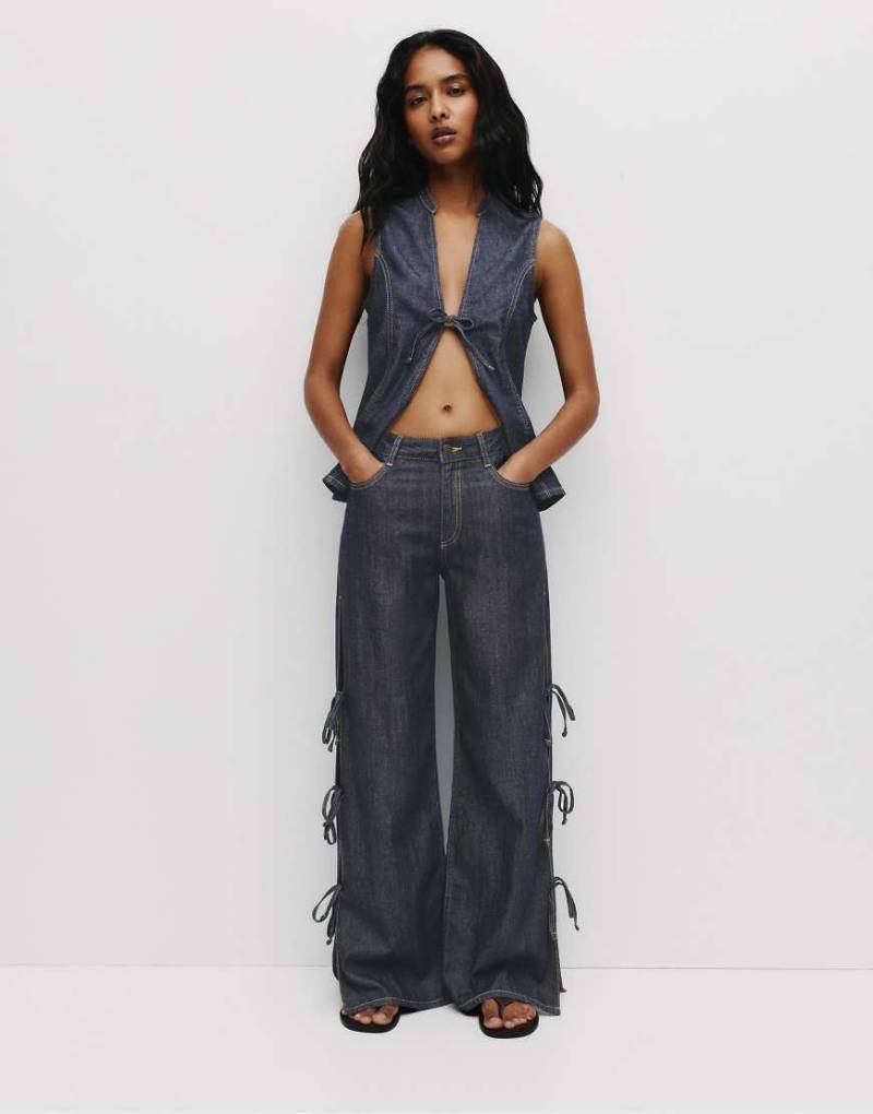 Pull & Bear - Weit geschnittene Jeans in Dunkelblau mit Schleifen von Pull & Bear