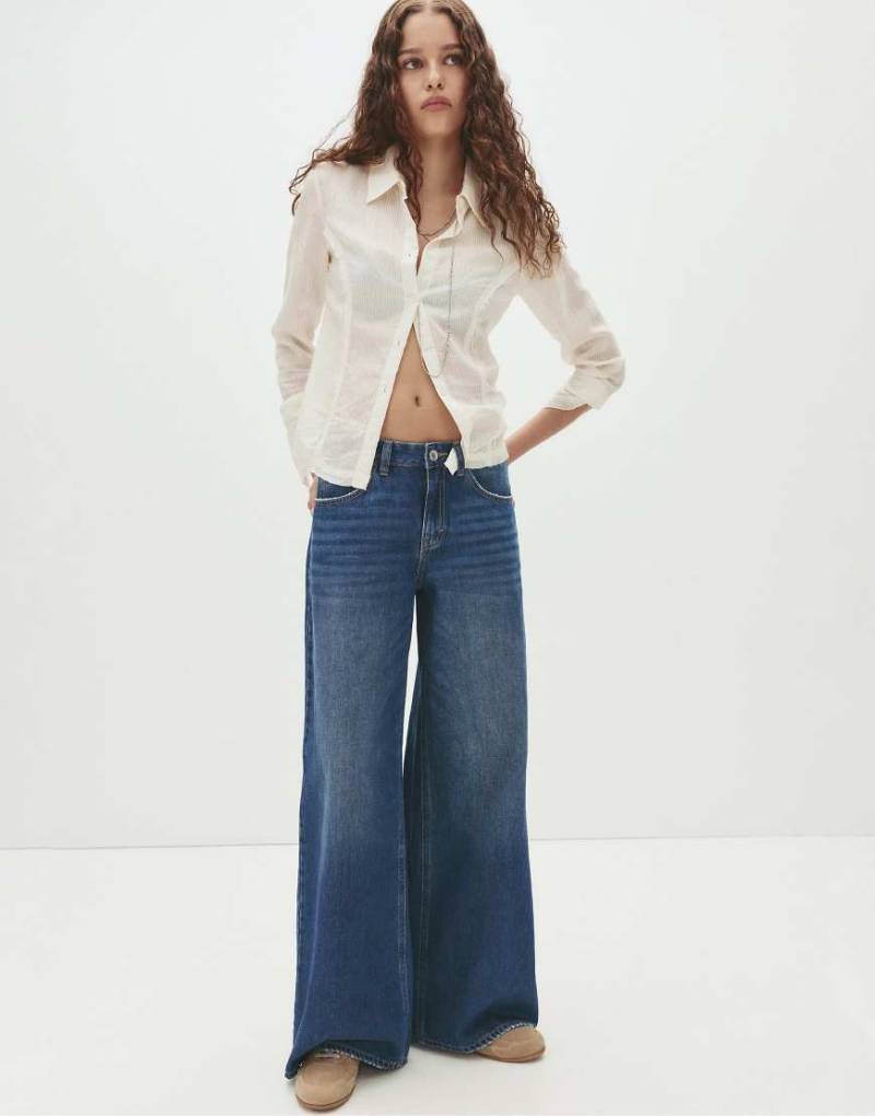 Pull & Bear - Weit geschnittene Jeans in Dunkelblau mit niedrigem Bund Pull & Bear - Weit geschnittene Jeans in Dunkelblau mit niedrigem Bund von Pull & Bear