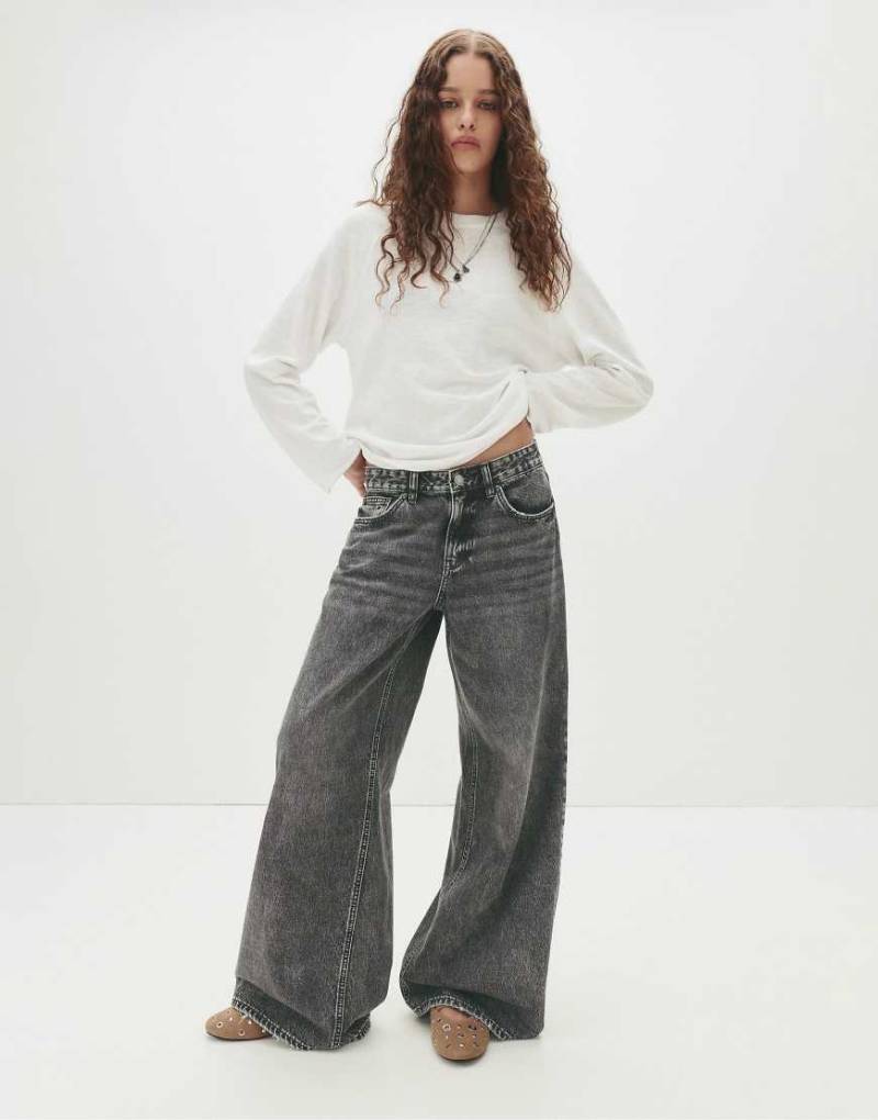 Pull & Bear - Weit geschnittene Jeans in Grau mit niedrigem Bund von Pull & Bear