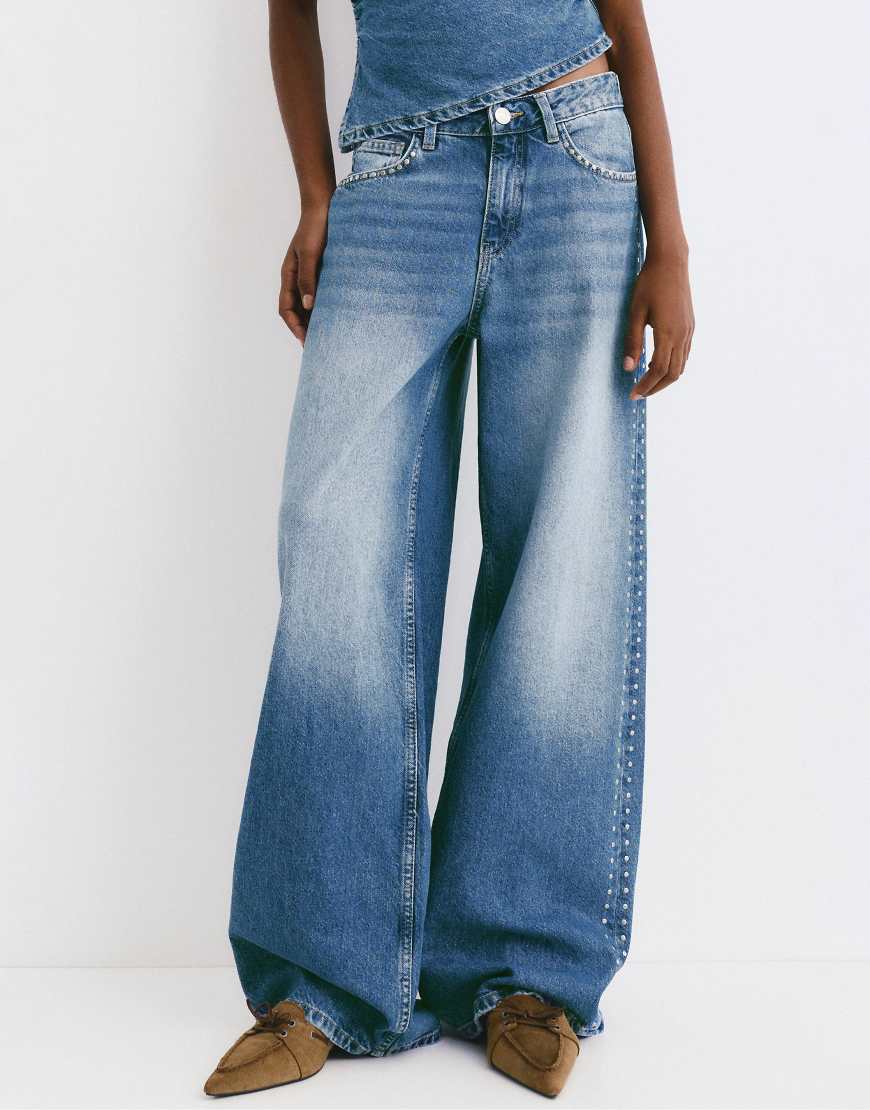 Pull & Bear - Weit geschnittene Jeans in Mittelblau mit Nietenbesatz von Pull & Bear