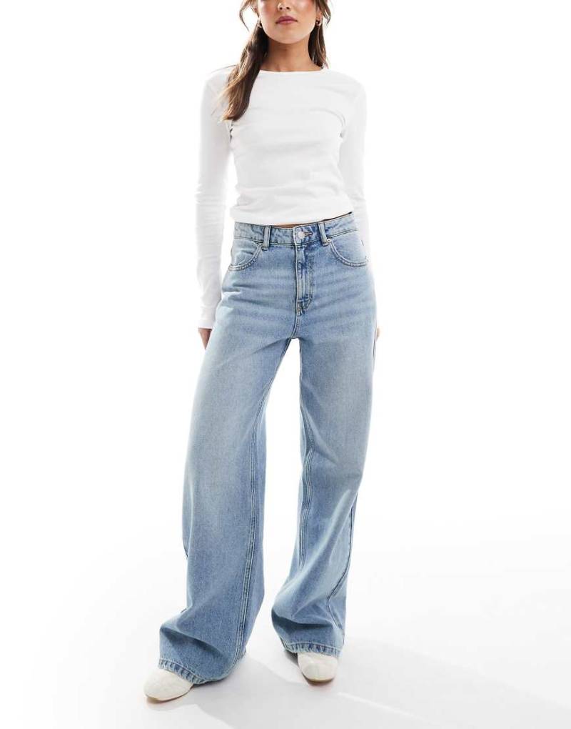 Pull & Bear - Weit geschnittene Jeans in Mittelblau mit hohem Bund Pull & Bear - Weit geschnittene Jeans in Mittelblau mit hohem Bund von Pull & Bear