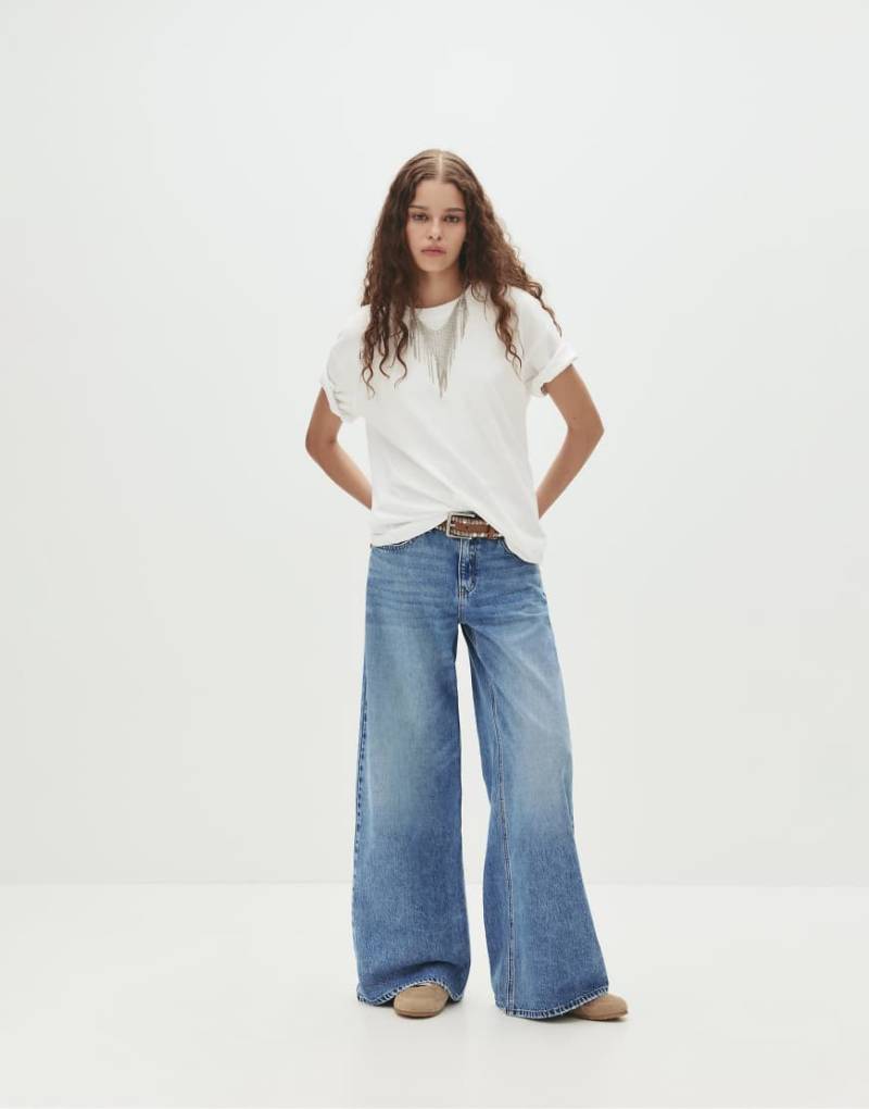 Pull & Bear - Weit geschnittene Jeans in Mittelblau mit niedrigem Bund von Pull & Bear