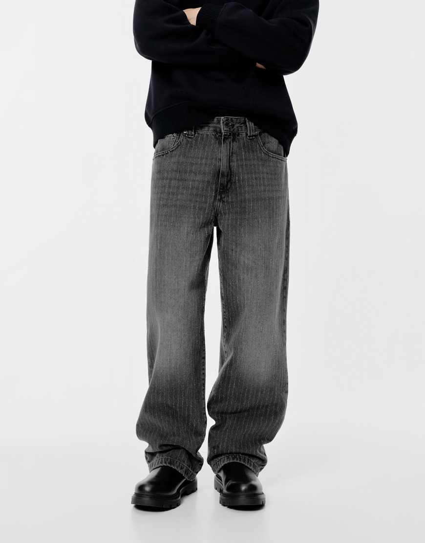 Pull & Bear - Weit geschnittene Jeans in verblasstem Schwarz mit Laser-Print-Grau von Pull & Bear