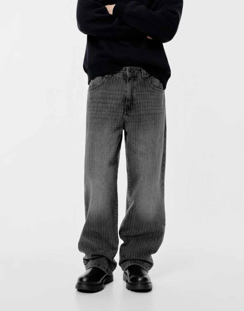 Pull & Bear - Weit geschnittene Jeans in verblasstem Schwarz mit Laser-Print-Grau von Pull & Bear