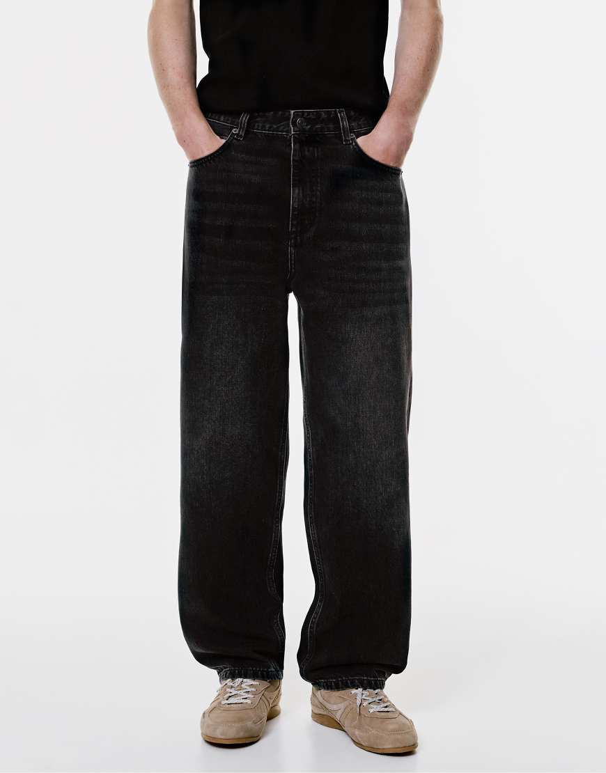 Pull & Bear - Weit geschnittene Jeans in schwarzer Waschung-Grau von Pull & Bear