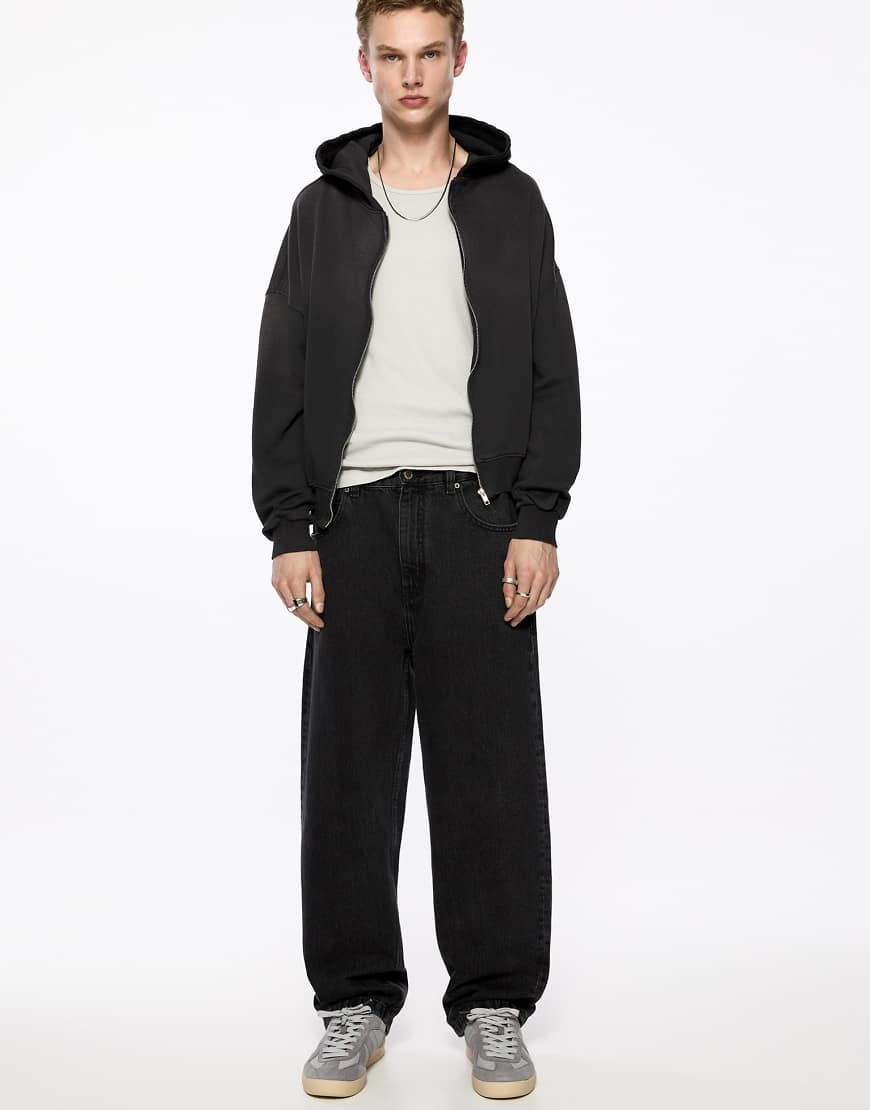 Pull & Bear - Weit geschnittene Jeans in verblichenem Schwarz-Grau von Pull & Bear