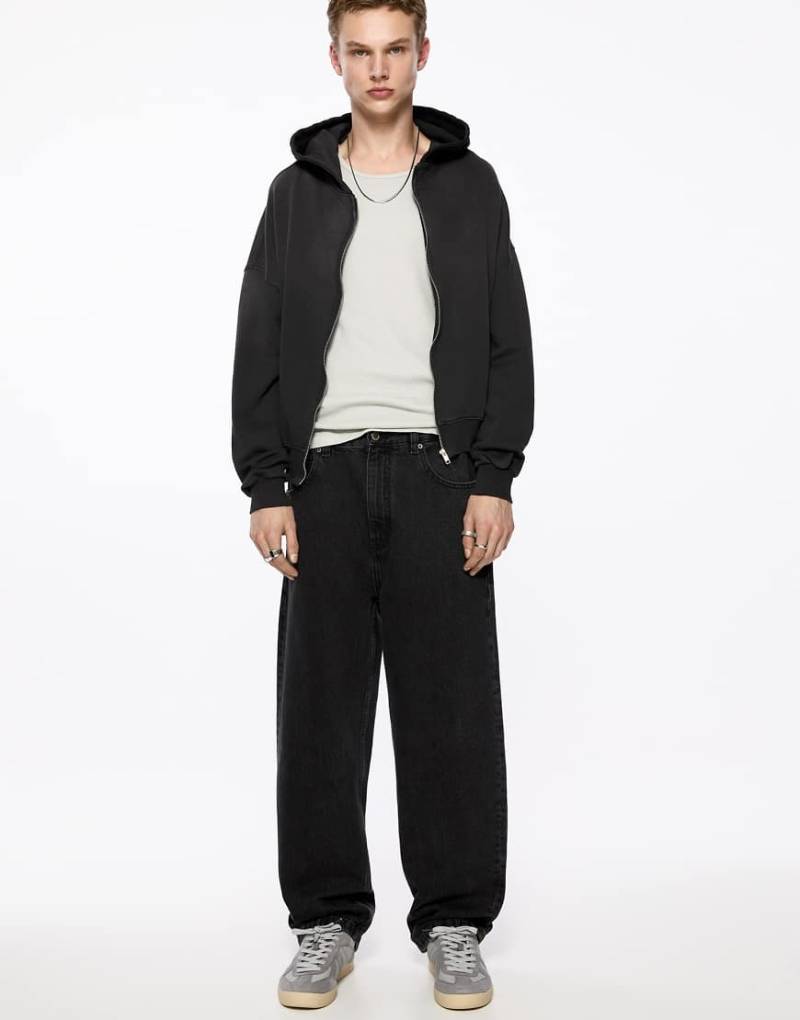 Pull & Bear - Weit geschnittene Jeans in verblichenem Schwarz-Grau von Pull & Bear