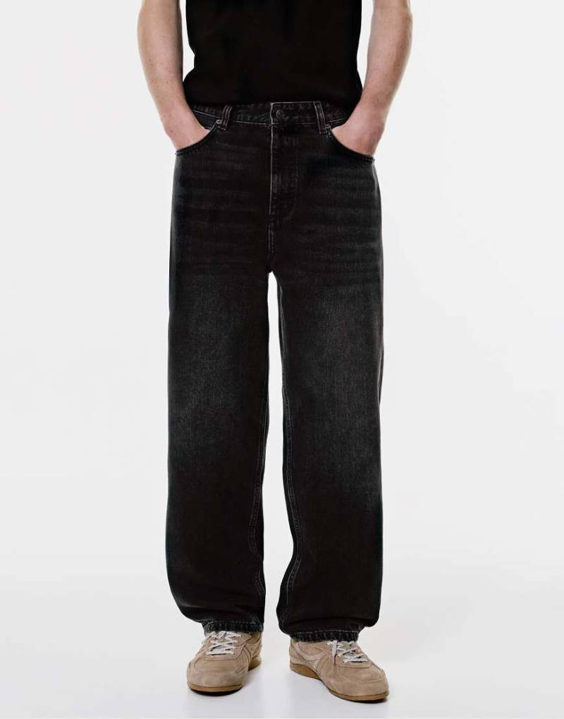 Pull & Bear - Weit geschnittene Jeans in schwarzer Waschung-Grau von Pull & Bear