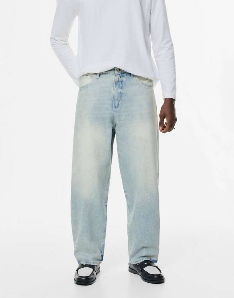 Pull & Bear - Weite, gewachste Jeans in Blassblau von Pull & Bear