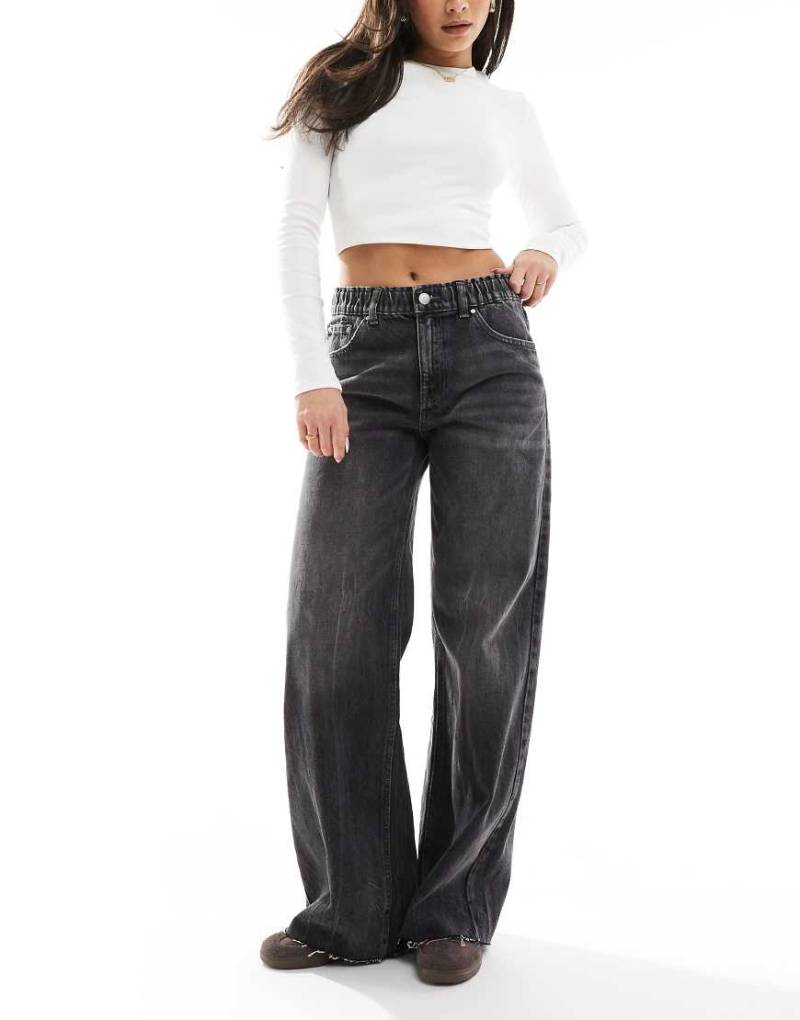 Pull & Bear - Weite, locker sitzende Jeans in grauer Waschung mit elastischem Bund von Pull & Bear