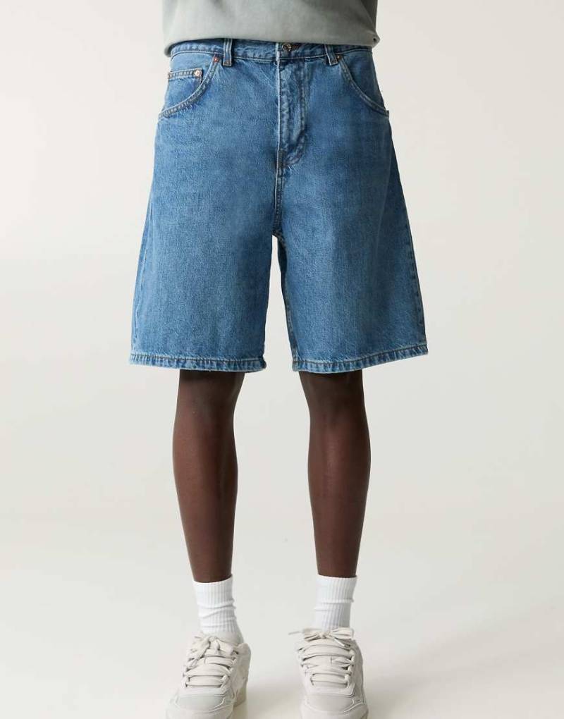 Pull & Bear - Weite Bermuda-Jeansshorts in Mittelblau von Pull & Bear