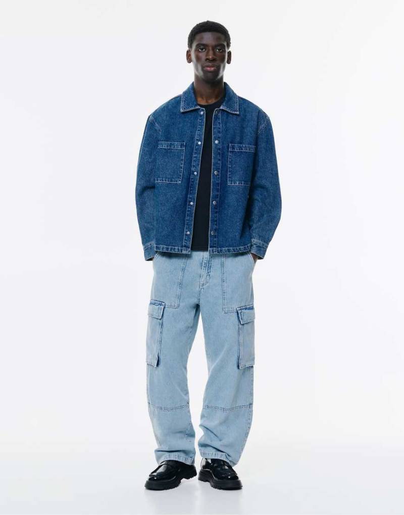 Pull & Bear - Weite Cargo-Jeans in Mittelblau von Pull & Bear
