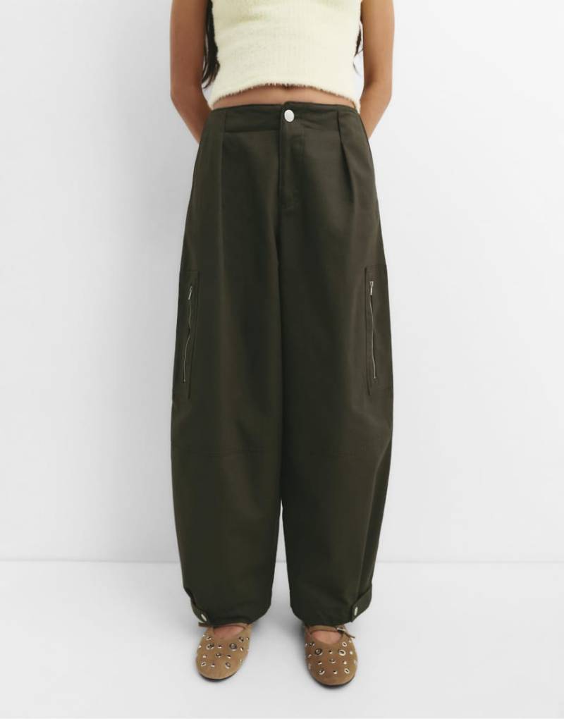 Pull & Bear - Weite Cargohose in Khaki mit Falten-Grün von Pull & Bear