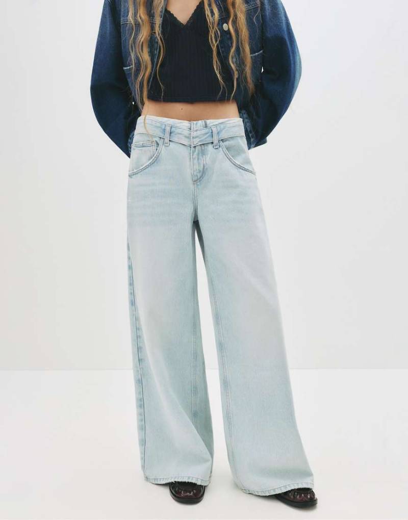 Pull & Bear - Weite Jeans in Blassblau mit umgeschlagenem Tunnelzug-Bund von Pull & Bear