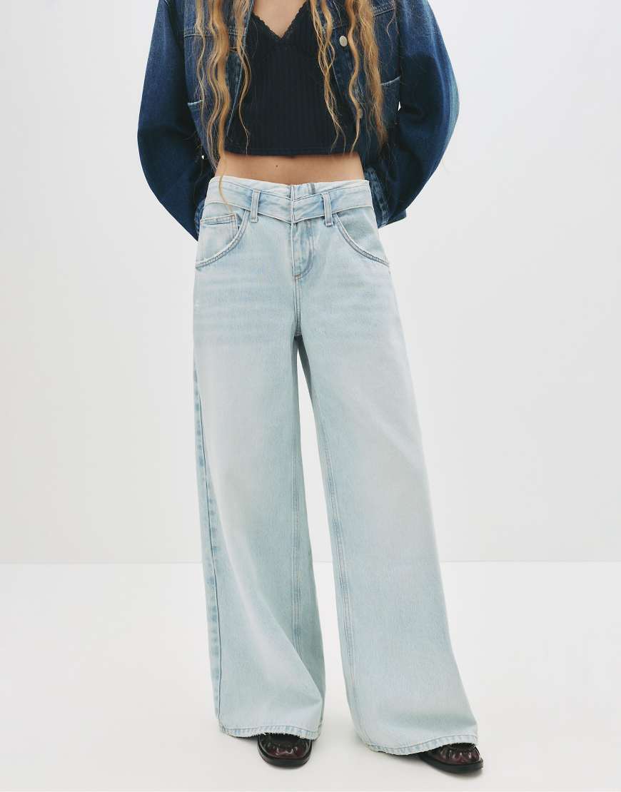 Pull & Bear - Weite Jeans in Blassblau mit umgeschlagenem Tunnelzug-Bund von Pull & Bear