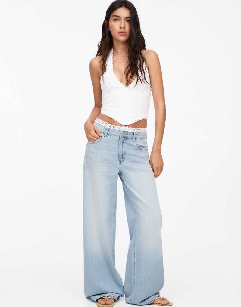 Pull & Bear - Weite Jeans in Blau mit Spitzenborte von Pull & Bear