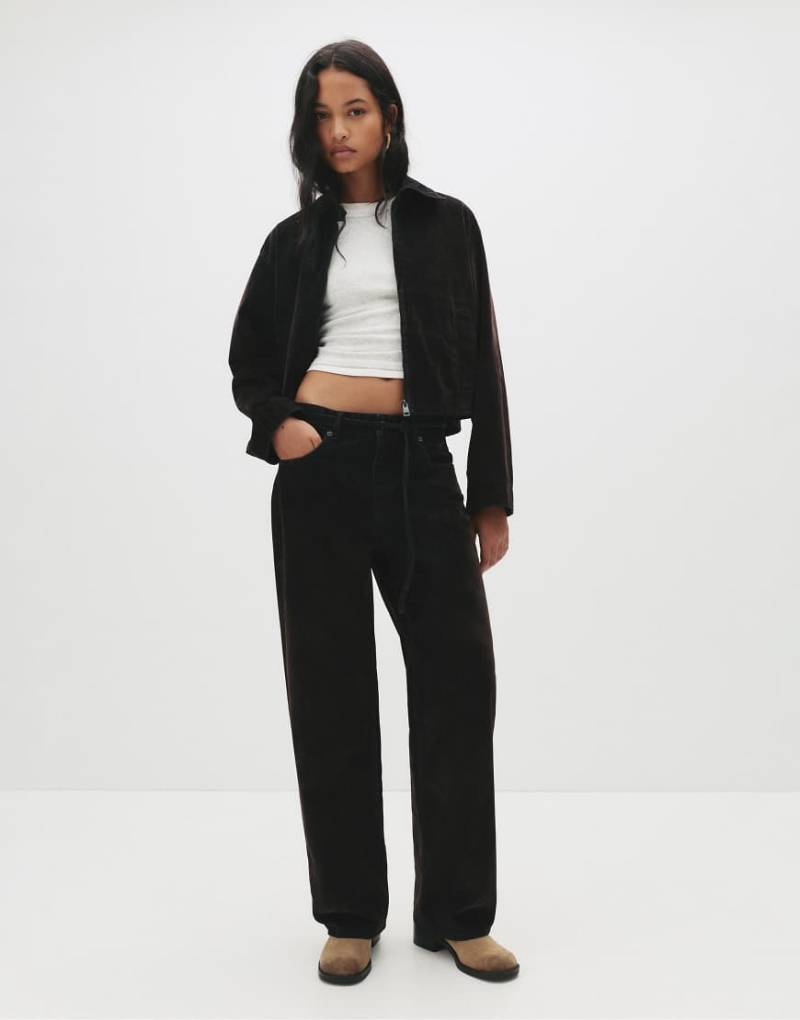 Pull & Bear - Weite Jeans in Braun mit Gürtel und mittelhohem Bund-Brown von Pull & Bear