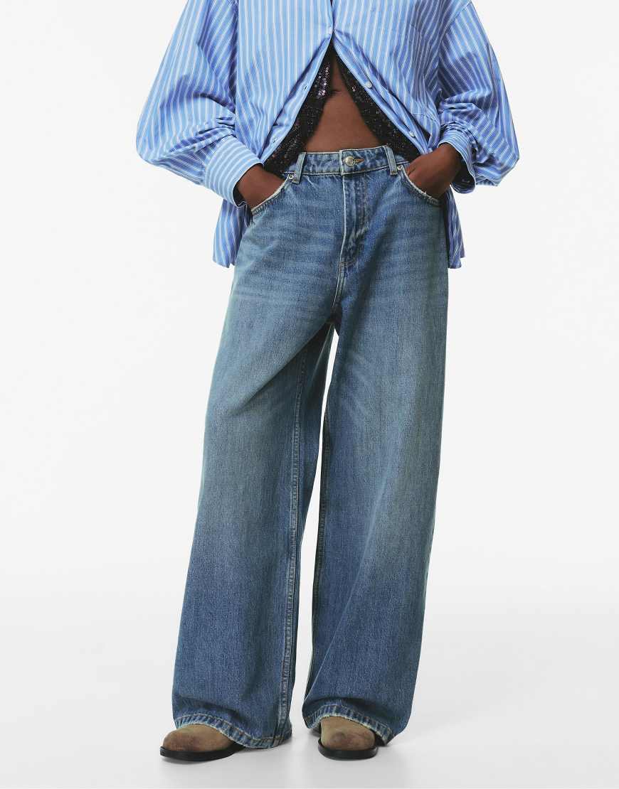 Pull & Bear - Weite Jeans in Dunkelblau mit mittelhohem Bund von Pull & Bear