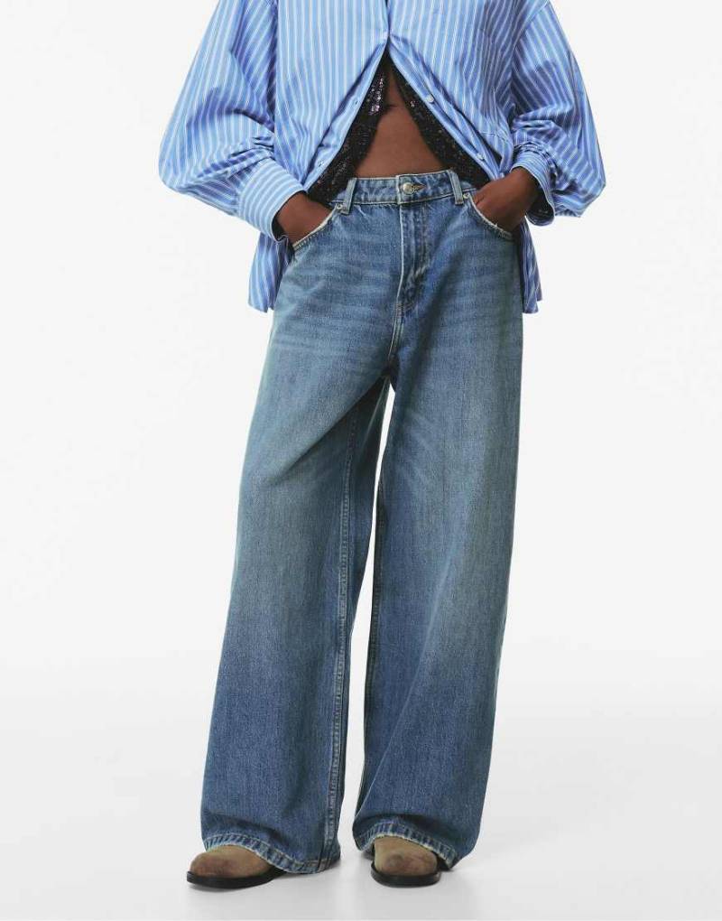 Pull & Bear - Weite Jeans in Dunkelblau mit mittelhohem Bund Pull & Bear - Weite Jeans in Dunkelblau mit mittelhohem Bund von Pull & Bear