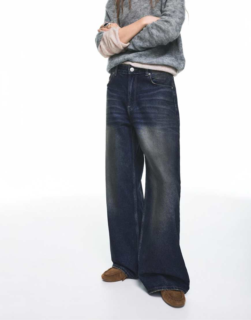 Pull & Bear - Weite Jeans in Dunkelblau mit niedrigem Bund von Pull & Bear