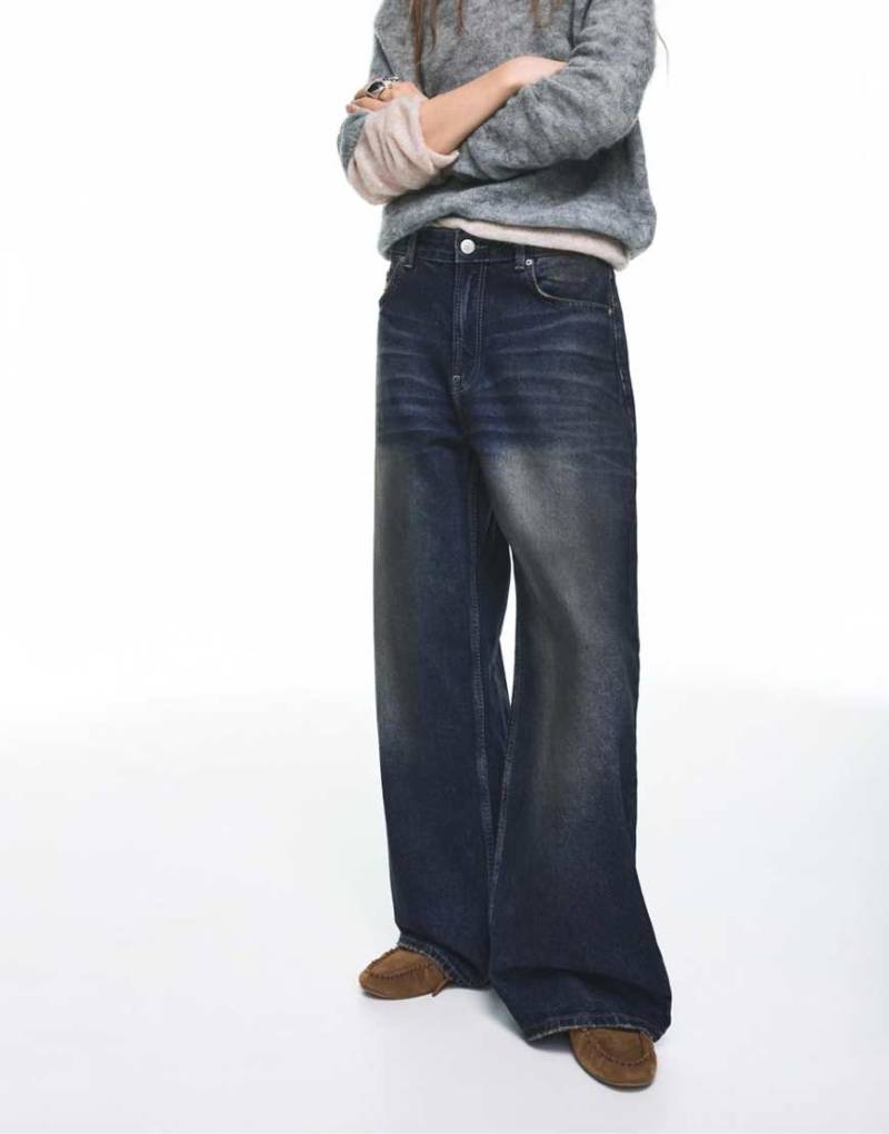 Pull & Bear - Weite Jeans in Dunkelblau mit niedrigem Bund von Pull & Bear