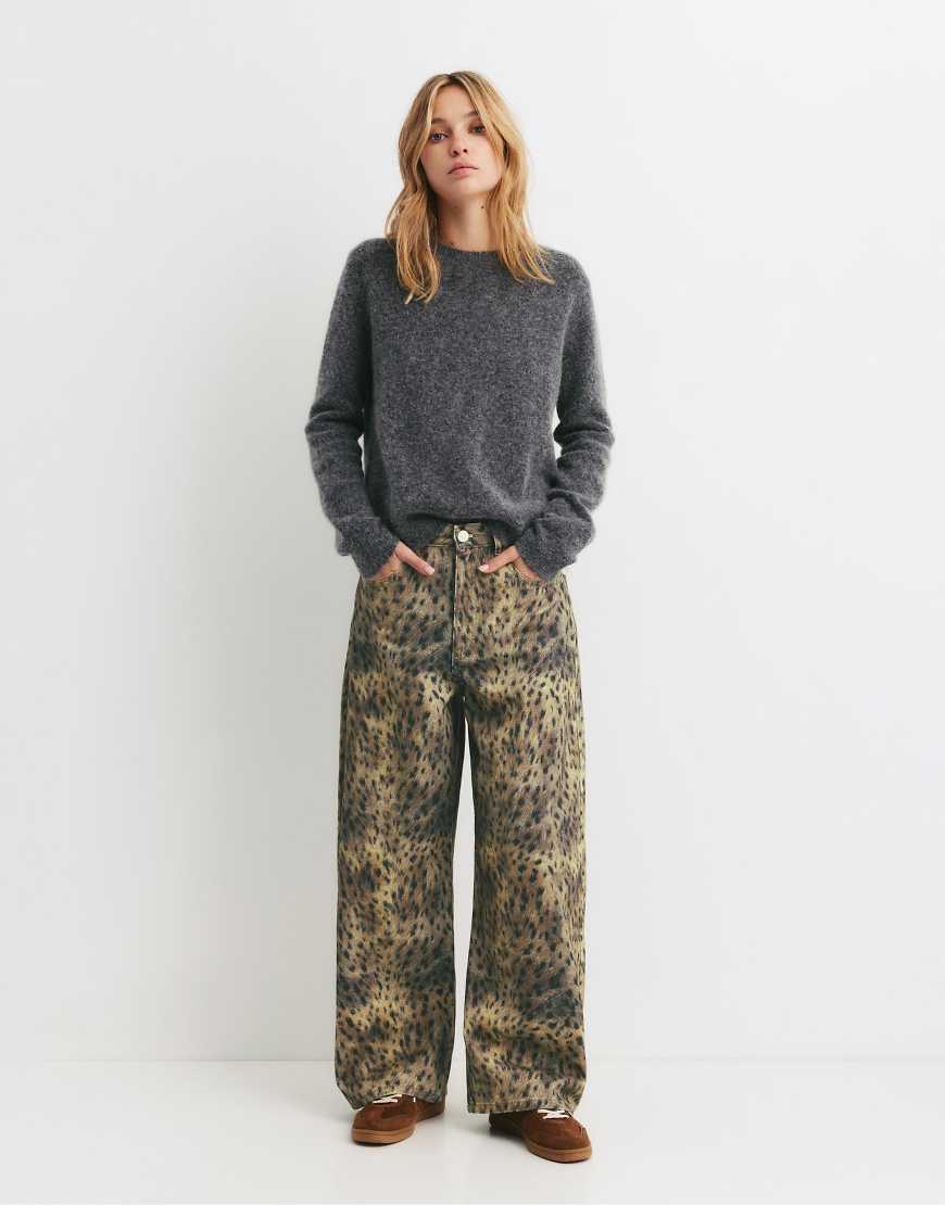 Pull & Bear - Weite Jeans in Khaki mit Leopardenmuster-Grün von Pull & Bear