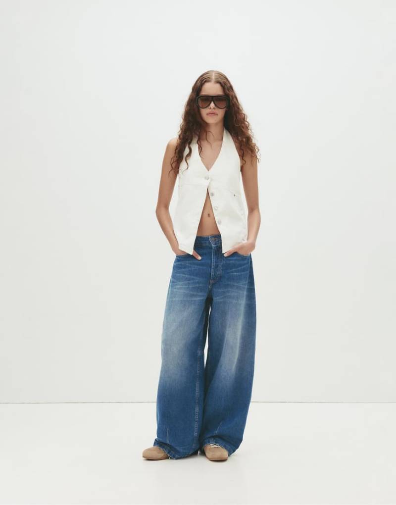 Pull & Bear - Weite Jeans in Mittelblau mit Kontrastnaht von Pull & Bear