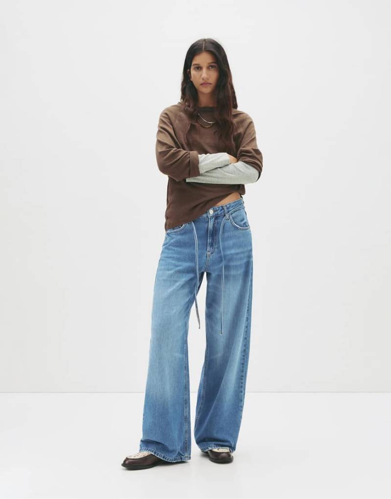 Pull & Bear - Weite Jeans in Mittelblau mit Tunnelzug von Pull & Bear