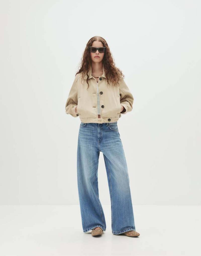 Pull & Bear - Weite Jeans in Mittelblau mit mittelhohem Bund von Pull & Bear