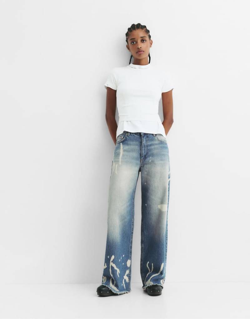 Pull & Bear - Weite Jeans in mittelblauer Bleach-Waschung von Pull & Bear
