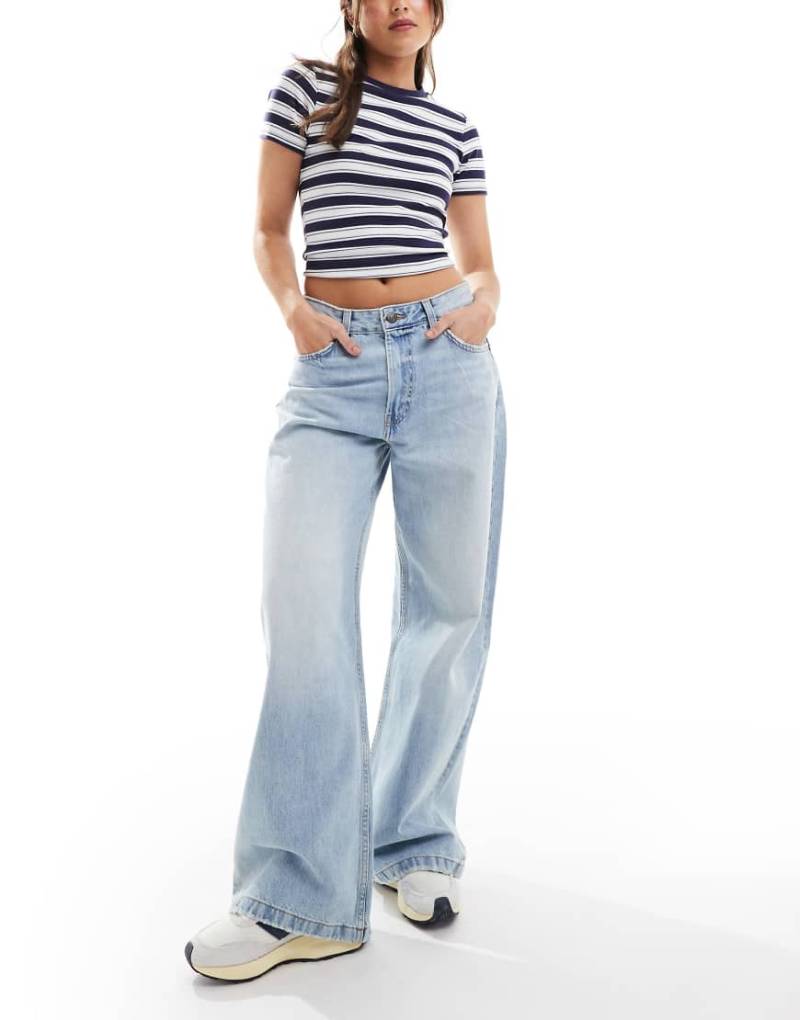 Pull & Bear - Weite Oversize-Jeans in Hellblau mit weitem Bein von Pull & Bear