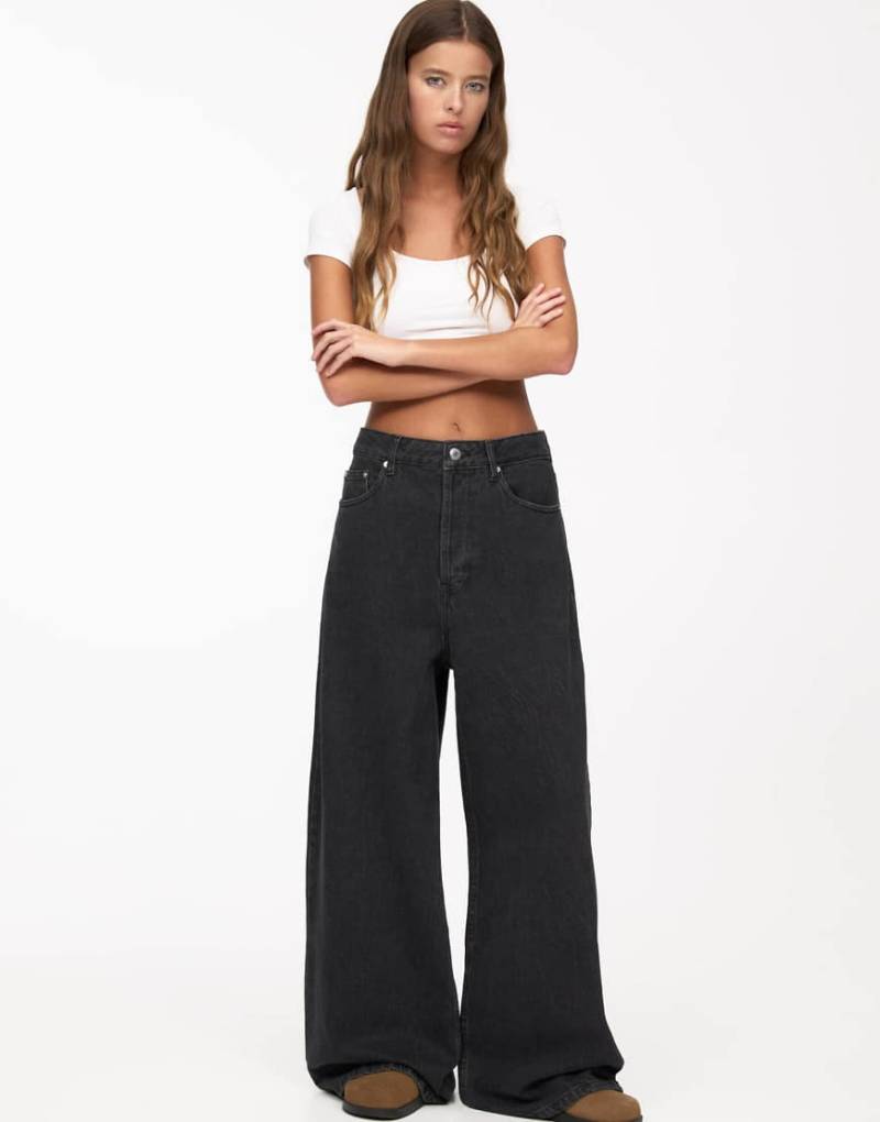 Pull & Bear - Weite Oversize-Jeans in Schwarz mit weitem Bein von Pull & Bear