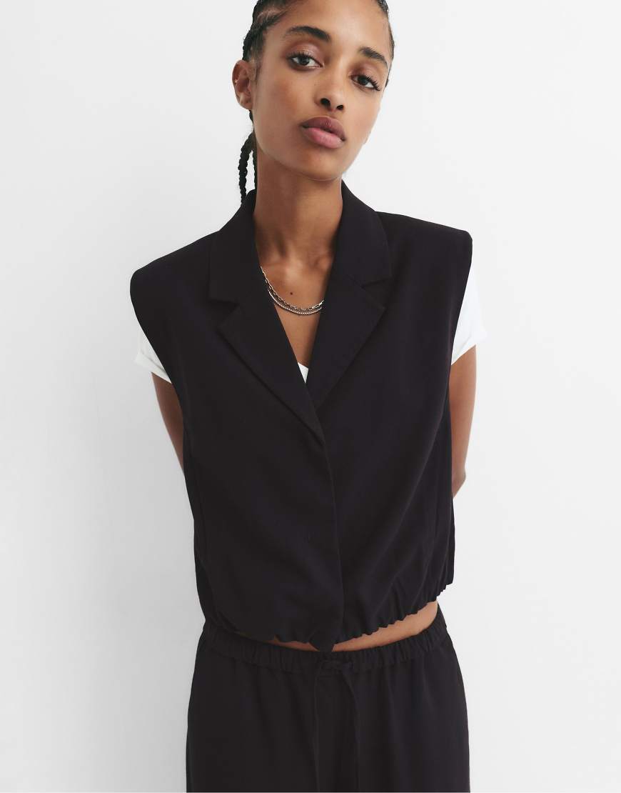 Pull & Bear - Weste in Schwarz mit Ballon-Saum von Pull & Bear