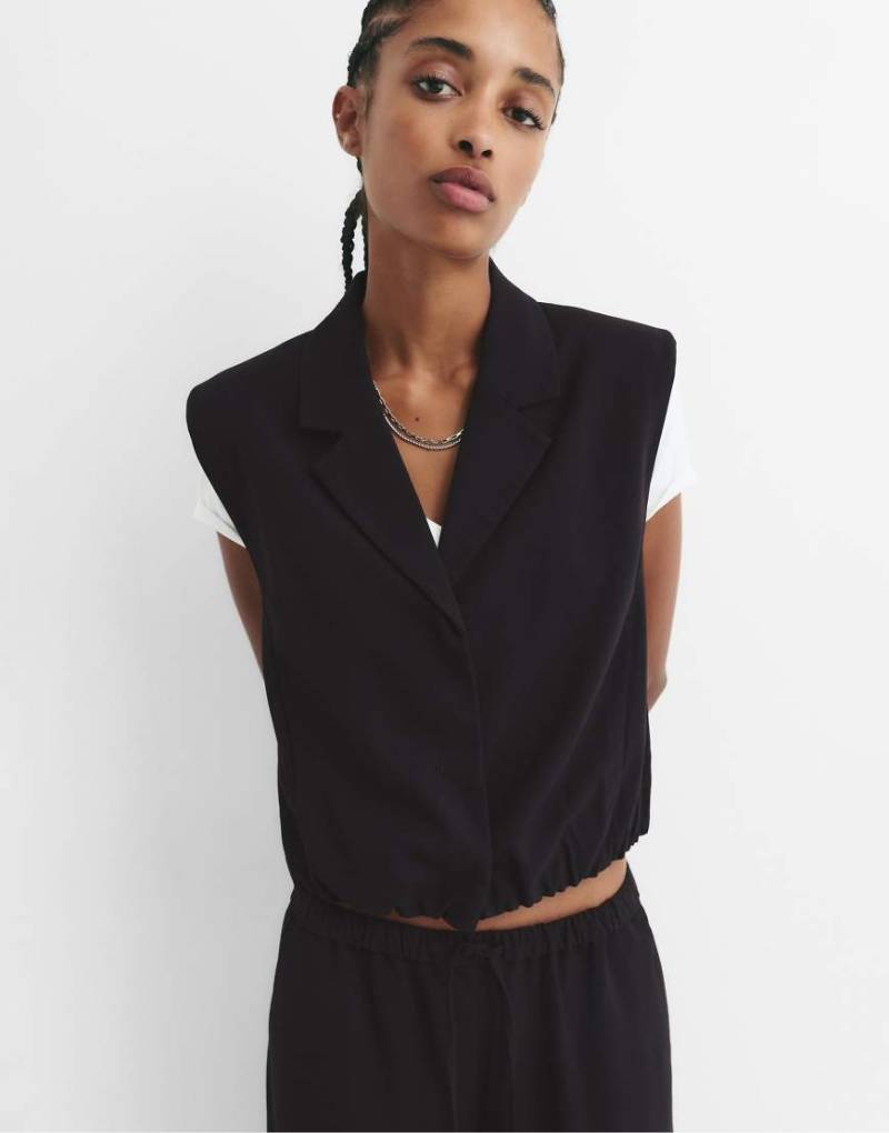 Pull & Bear - Weste in Schwarz mit Ballon-Saum von Pull & Bear