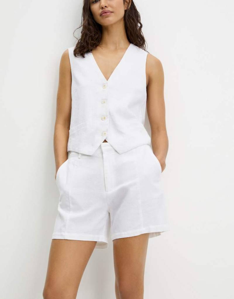 Pull & Bear - Weste in Weiß in rustikaler Optik von Pull & Bear