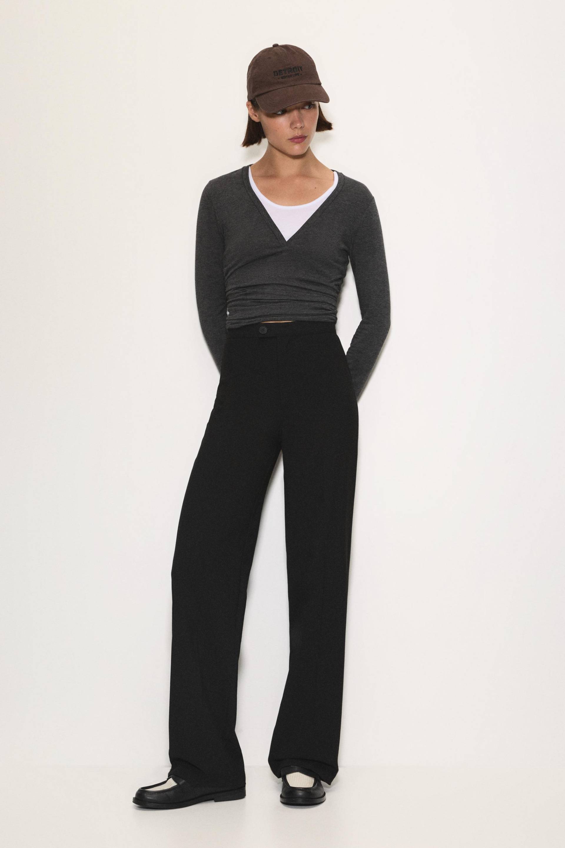 Stoffhose Mit Hohem Bund Und Abnähern von Pull&Bear