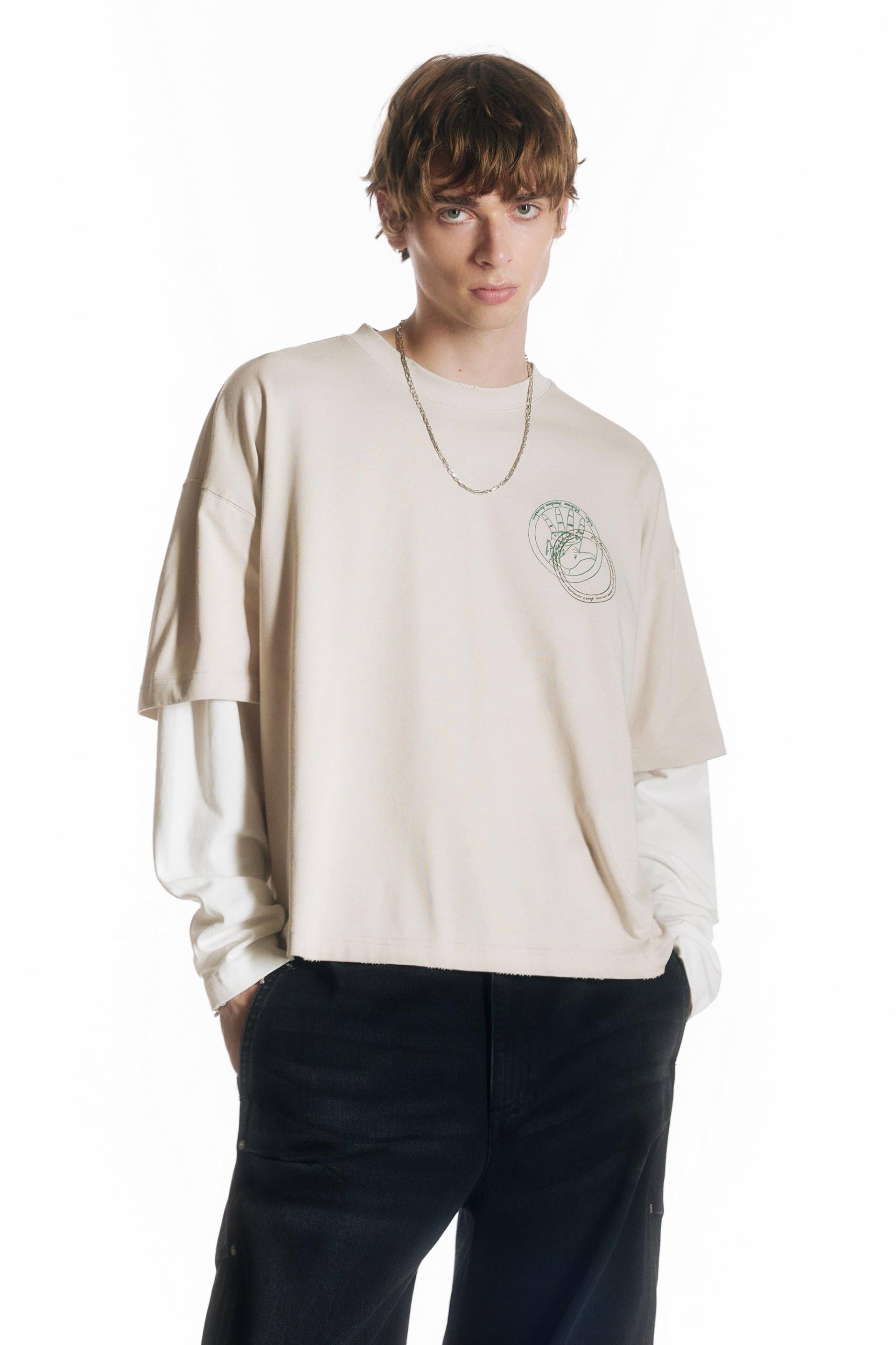 T-Shirt Mit Doppelten Ärmeln Und Grafik von Pull&Bear