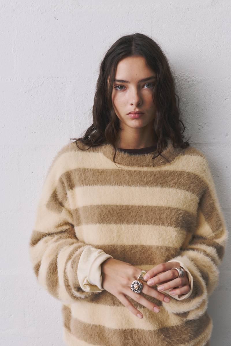 Weicher Strickpullover Mit Streifen von Pull&Bear