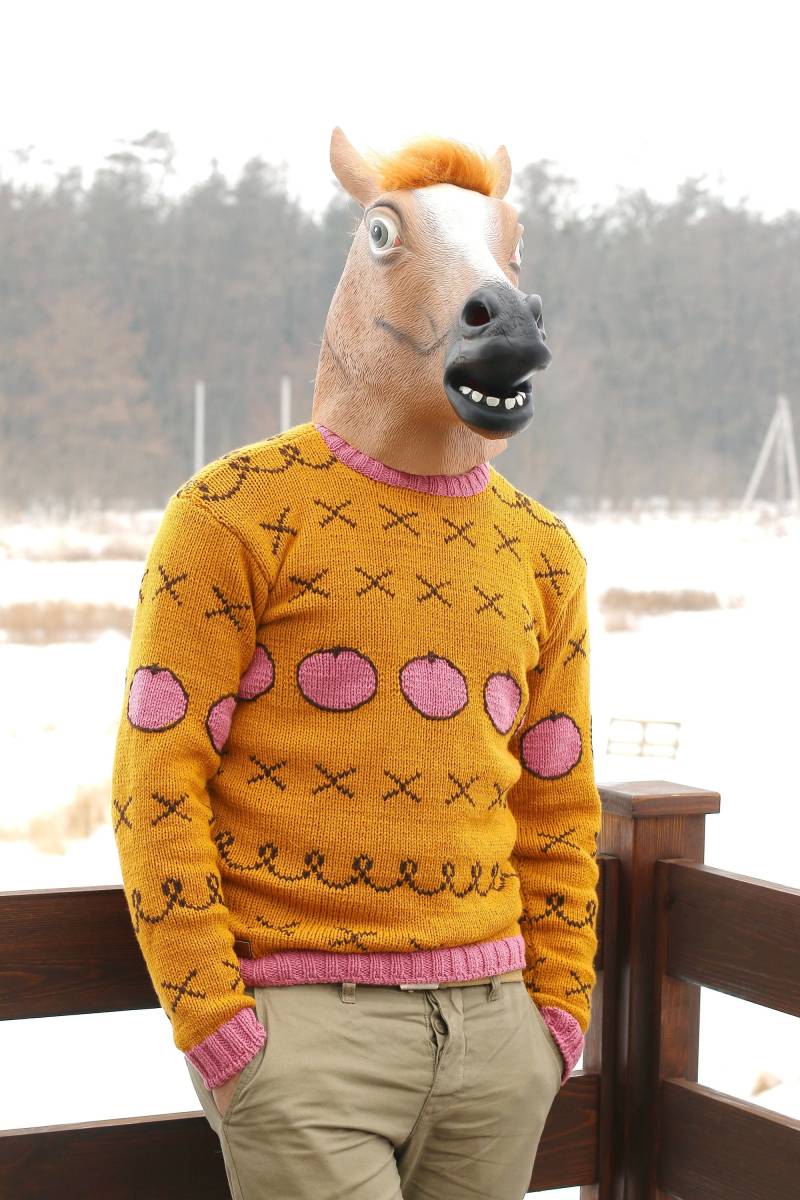 Maßgefertigte Nachbildung Eines Gelben Pullovers Aus Einer Berühmten Fernsehsendung von PulloverBoutique