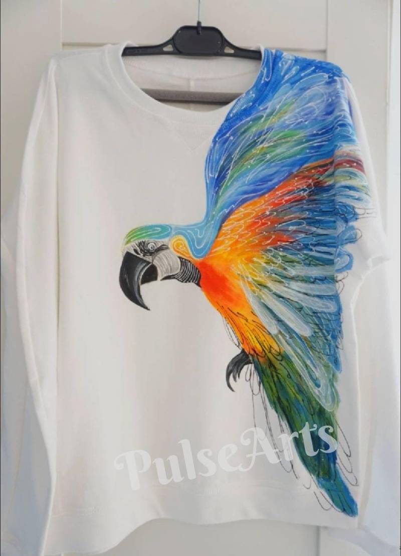 Bemalte T-Shirt Hand Bemalte Spitze Frau Papagei Auf Kleidung Tier Shirt T-Shirt Geschenk Für Sie Vögel Handgemaltes Tshirt von PulseArts