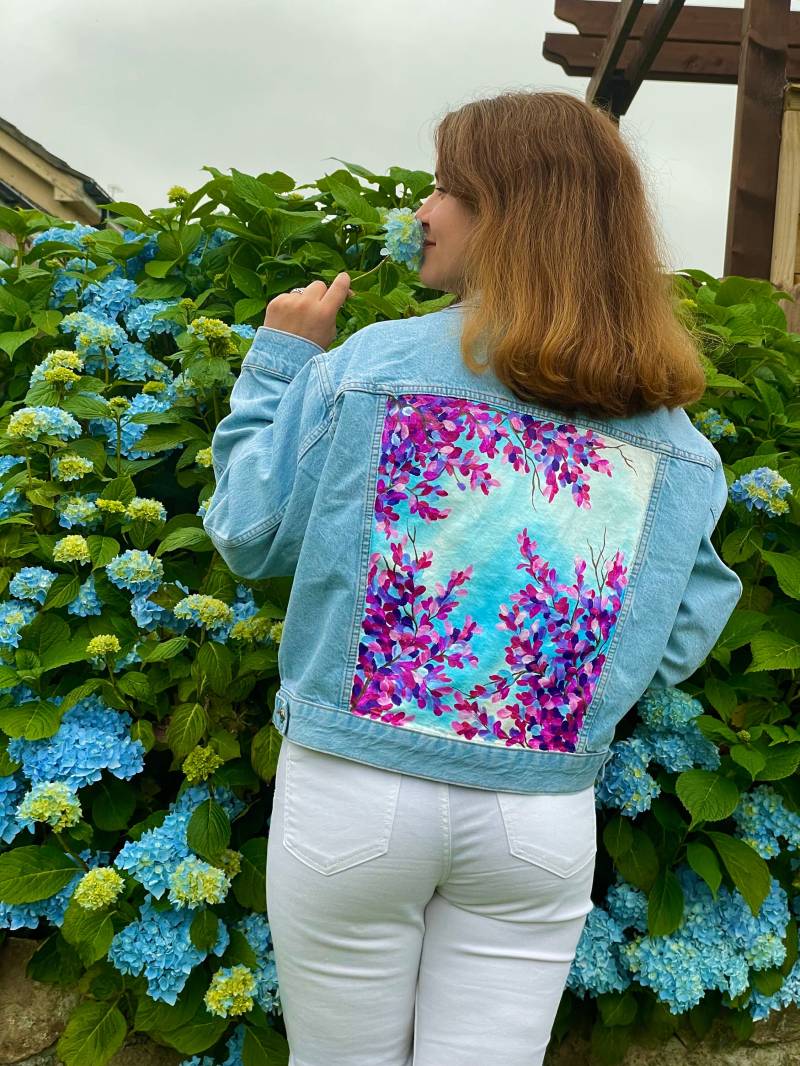 Benutzerdefinierte Jacke Kunstwerk Auf Kleidung Schöne Blumen Individuell Bemalte Für Ihre Geschenkidee Abstrakte Kunst Handgemalte Denim-Lederjacke von PulseArts