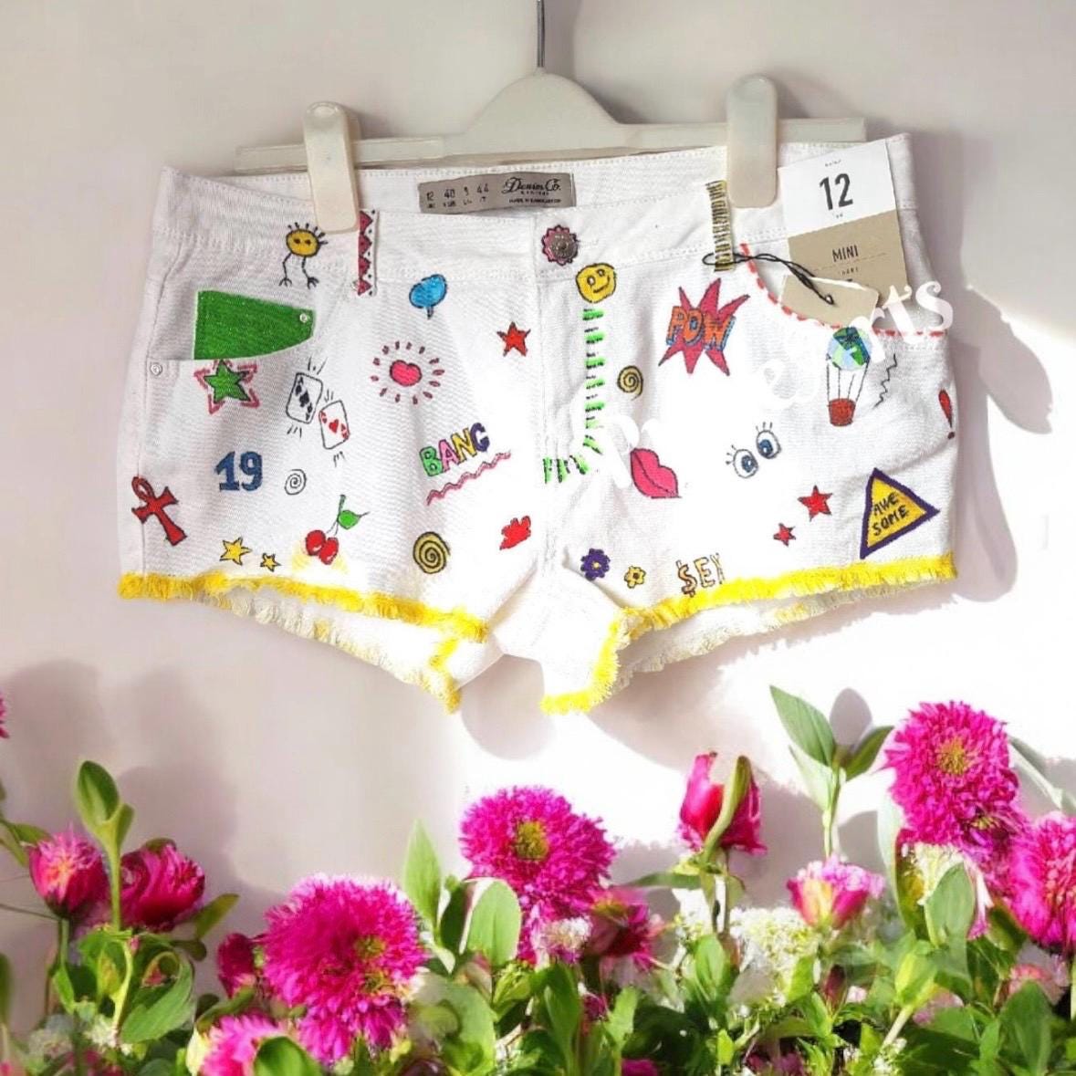 Handbemalte Shorts/ Denim Weiße Custom Gemalte Jeans Sommer Festival Shorts Handbemalte Shorts/ Denim Weiße Custom Gemalte Jeans Sommer Festival Shorts von PulseArts