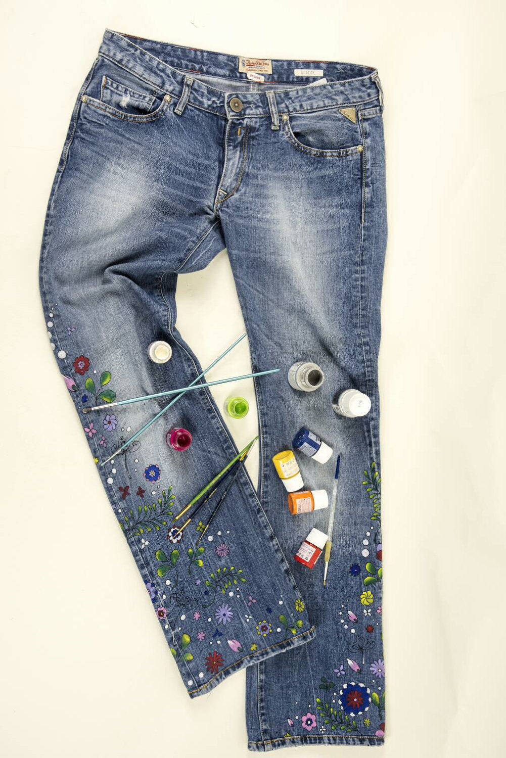 Handbemalter Boho Jeans Stiefelschnitt Damen Bemalte Kleidung Blumen Handarbeit Festlicher Frühling Sommermode Handbemalt Personalisiert Handbemalter Boho Jeans Stiefelschnitt Damen Bemalte Kleidung Blumen Handarbeit Festlicher Frühling Sommermode Handbemalt Personalisiert von PulseArts