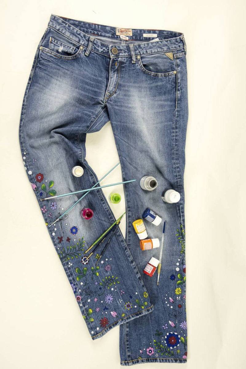Handbemalter Boho Jeans Stiefelschnitt Damen Bemalte Kleidung Blumen Handarbeit Festlicher Frühling Sommermode Handbemalt Personalisiert von PulseArts