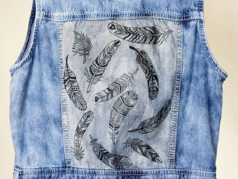 Handbemaltes Denim Tunika Kleid, Silberne Federn, Ärmellos von PulseArts