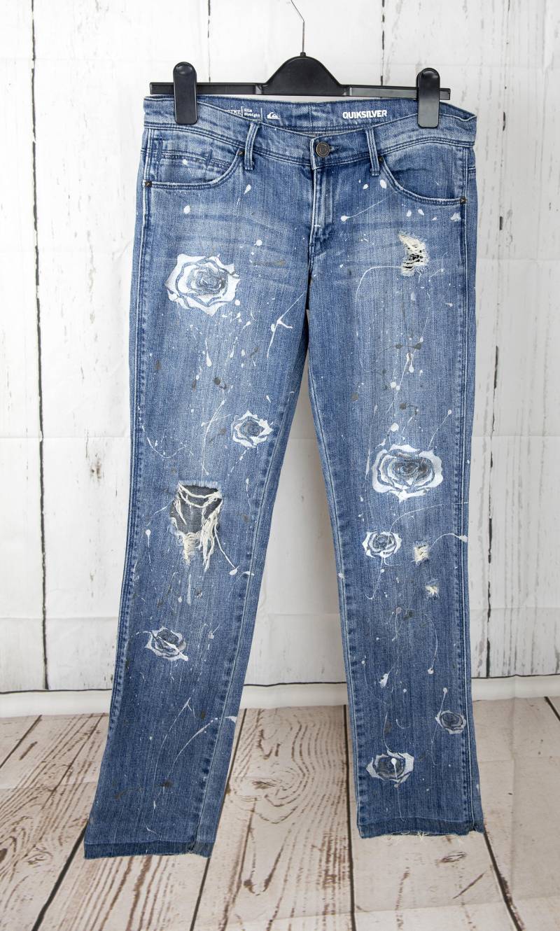 Ripped Damen Jeans Von Hand Bemalt Customized Jacke Schimmer Silber Rosen Handgefertigt Ein Einer Art Metallic-Farbe von PulseArts