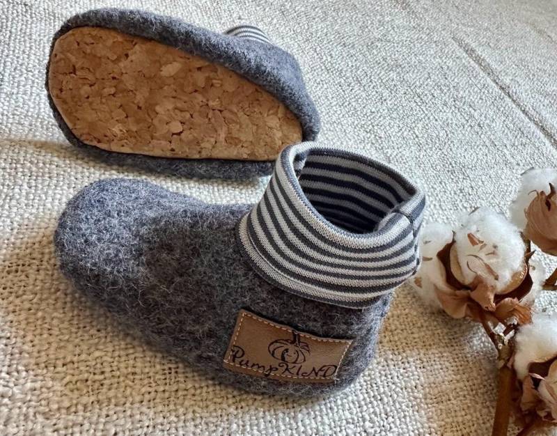 Wollpuschen Mit Anti-Rutsch Sohle Aus Kork-Leder Trageschuhe, Krabbelschuhe, Hausschuhe, Kindergartenschuhe in Bio Qualität von PumpKINDShop